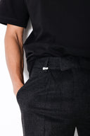 WAGGMI LINE Tailored Trousers erkek kumaş pantolon, manken üzerinde