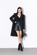 WAGGMI MONOLITH Coat kadın kaban, manken üzerinde